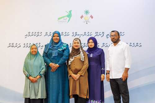Councillors taking oath during the 5th term Fonadhoo Council ceremony and members appointed to the Women’s Development Committee