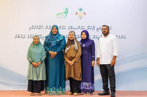 Councillors taking oath during the 5th term Fonadhoo Council ceremony and members appointed to the Women’s Development Committee