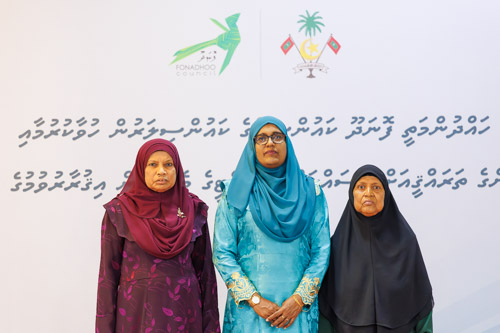 Councillors taking oath during the 5th term Fonadhoo Council ceremony and members appointed to the Women’s Development Committee