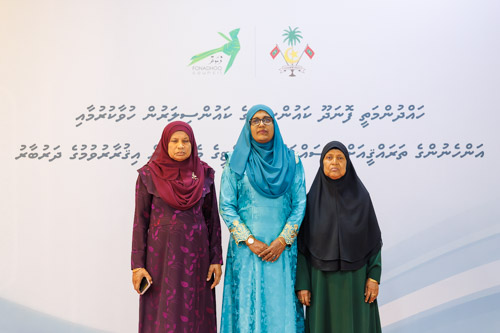 Councillors taking oath during the 5th term Fonadhoo Council ceremony and members appointed to the Women’s Development Committee