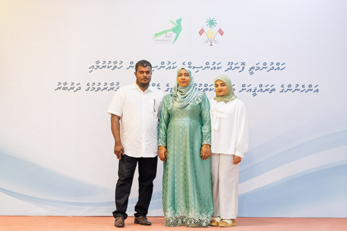 Councillors taking oath during the 5th term Fonadhoo Council ceremony and members appointed to the Women’s Development Committee