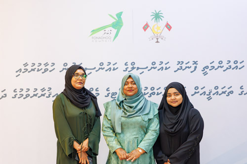 Councillors taking oath during the 5th term Fonadhoo Council ceremony and members appointed to the Women’s Development Committee