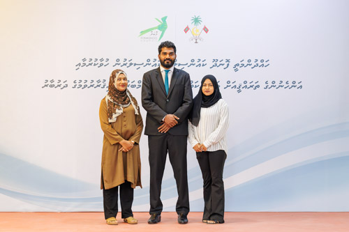Councillors taking oath during the 5th term Fonadhoo Council ceremony and members appointed to the Women’s Development Committee