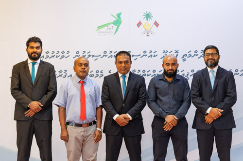 Councillors taking oath during the 5th term Fonadhoo Council ceremony and members appointed to the Women’s Development Committee