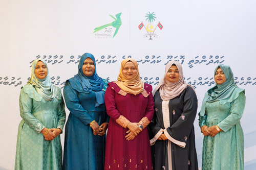 Councillors taking oath during the 5th term Fonadhoo Council ceremony and members appointed to the Women’s Development Committee