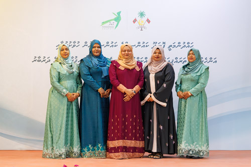 Councillors taking oath during the 5th term Fonadhoo Council ceremony and members appointed to the Women’s Development Committee