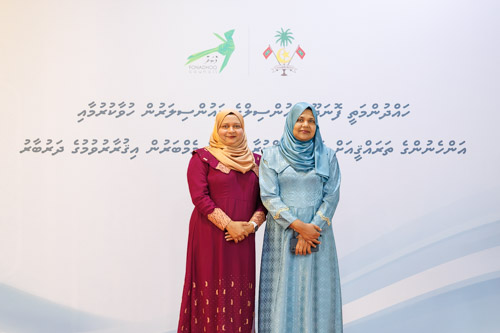 Councillors taking oath during the 5th term Fonadhoo Council ceremony and members appointed to the Women’s Development Committee