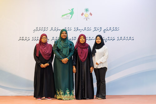 Councillors taking oath during the 5th term Fonadhoo Council ceremony and members appointed to the Women’s Development Committee