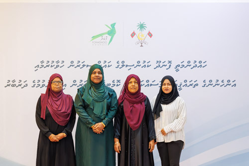 Councillors taking oath during the 5th term Fonadhoo Council ceremony and members appointed to the Women’s Development Committee
