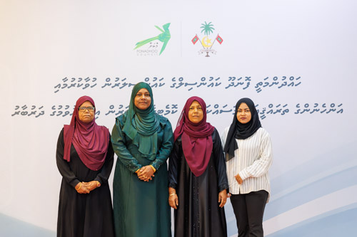 Councillors taking oath during the 5th term Fonadhoo Council ceremony and members appointed to the Women’s Development Committee